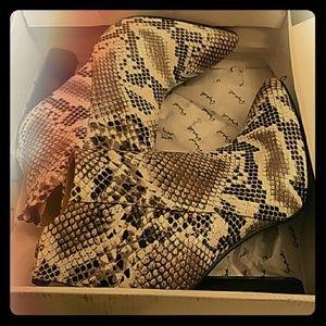 Black /White  Snake Pu